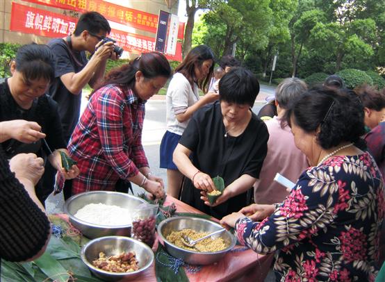 杭州观澜时代天筑小区举办端午节包粽子比赛